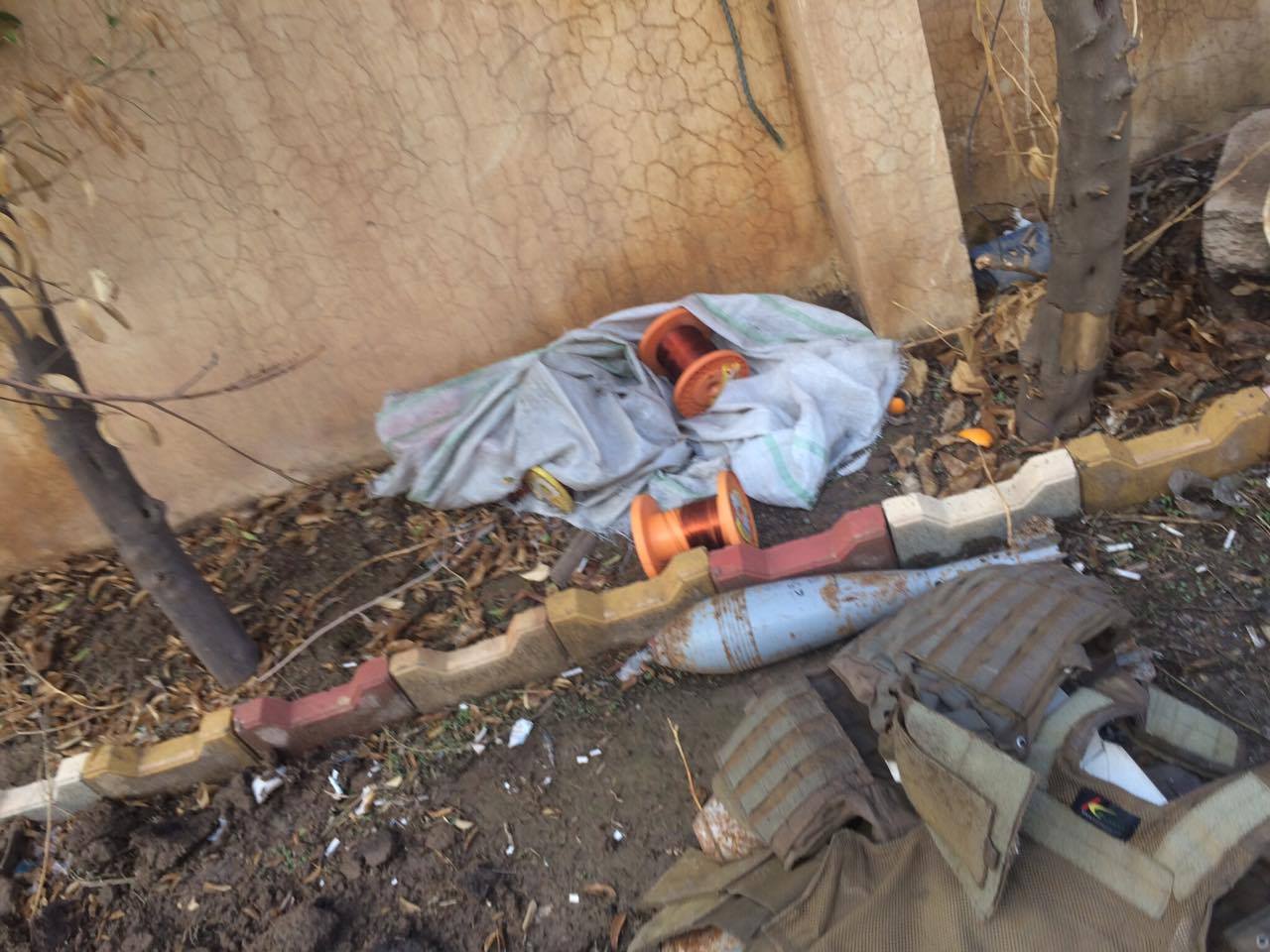 به‌ وێنه‌.. له‌ كارگه‌يه‌كى درووستكردنى چه‌كى داعشدا قوتوى بيره‌ و وێسكى دۆزرايه‌وه‌